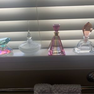 4- vintage perfume bottles. So pretty !